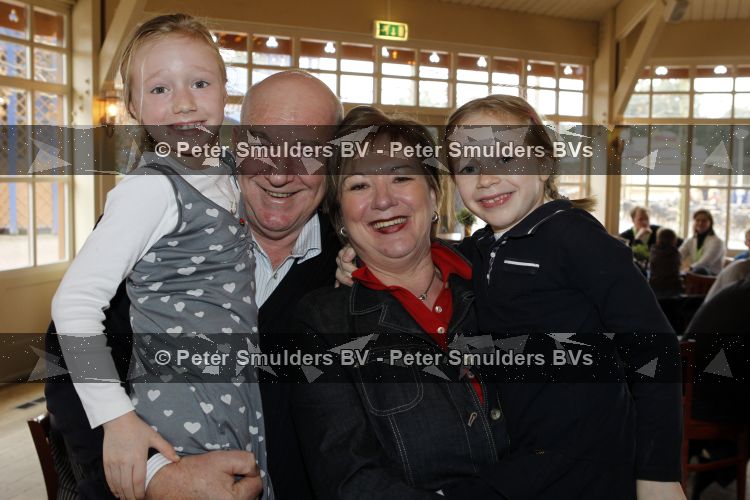 Harderwijk 20 maart 2010
Premiere show in het dolfinarium. Cas Spijkers met vrouw en kleinkinderen
Peter Smulders bv