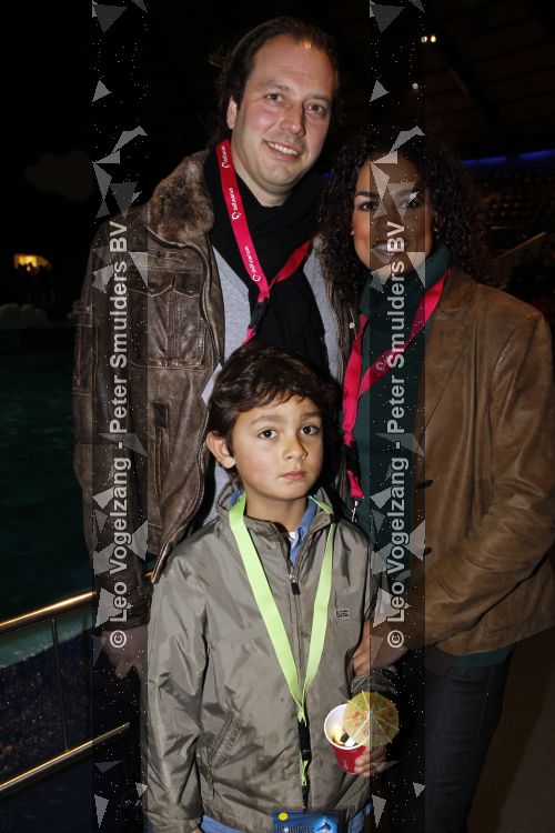 Harderwijk 20 maart 2010
Premiere show in het dolfinarium. Chimene v Oosterhout met zoon Liam en vriend
Peter Smulders bv