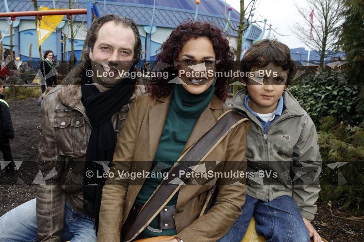 Harderwijk 20 maart 2010
Premiere show in het dolfinarium. Chimene v Oosterhout met zoon Liam en vriend
Peter Smulders bv
