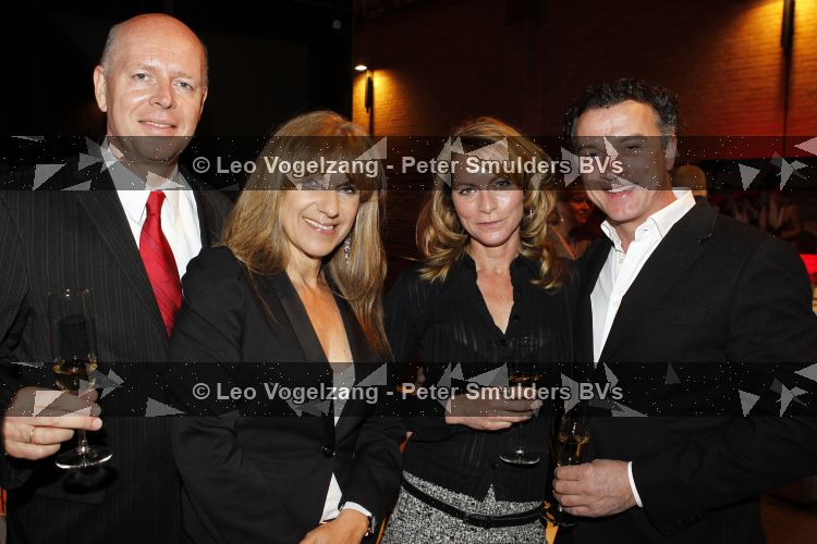 Amsterdam 17 maart 2010
Presentatie vliegmaatschappij EMirates in de beurs v Berlage. Cilly Dartell en Milika Peterzon met mannen
Peter Smulders bv