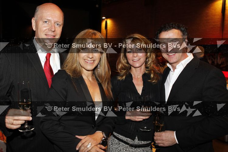 Amsterdam 17 maart 2010
Presentatie vliegmaatschappij EMirates in de beurs v Berlage. Cilly Dartell en Milika Peterzon met mannen
Peter Smulders bv
