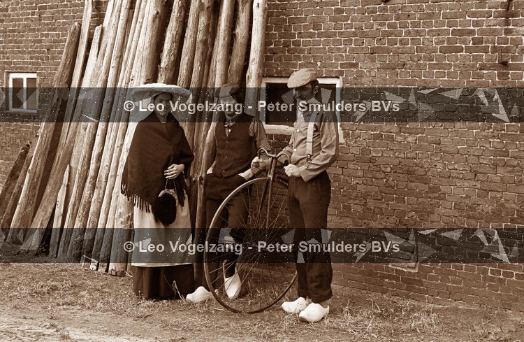 Dommelen, 07 Augustus 1977
Ine de Laat met haar man Cock de Laat en Noud Jansen voor de boerderij van Boer Renders hoek/Norbertusdreef-Bergstraat
Foto Peter Smulders BV