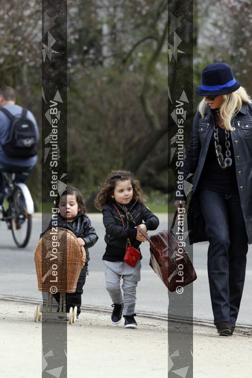 Amsterdam 5 april 2010
Connie Breukhoven met haar kleinkinderen Soraiya en Semmy in het vondelpark en met haar hond.
Peter Smulders bv