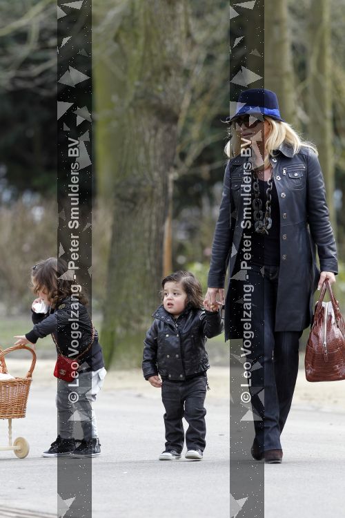 Amsterdam 5 april 2010
Connie Breukhoven met haar kleinkinderen Soraiya en Semmy in het vondelpark en met haar hond.
Peter Smulders bv