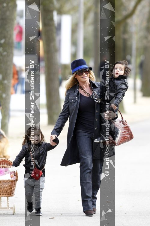 Amsterdam 5 april 2010
Connie Breukhoven met haar kleinkinderen Soraiya en Semmy in het vondelpark en met haar hond.
Peter Smulders bv