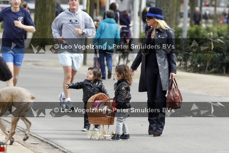 Amsterdam 5 april 2010
Connie Breukhoven met haar kleinkinderen Soraiya en Semmy in het vondelpark en met haar hond.
Peter Smulders bv