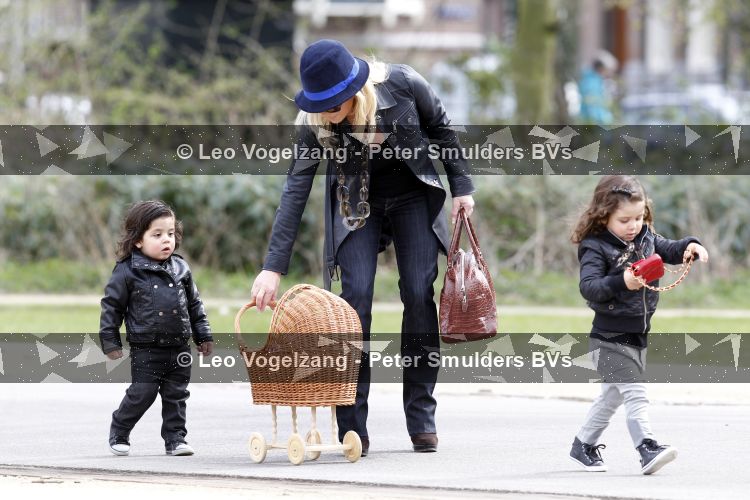 Amsterdam 5 april 2010
Connie Breukhoven met haar kleinkinderen Soraiya en Semmy in het vondelpark en met haar hond.
Peter Smulders bv
