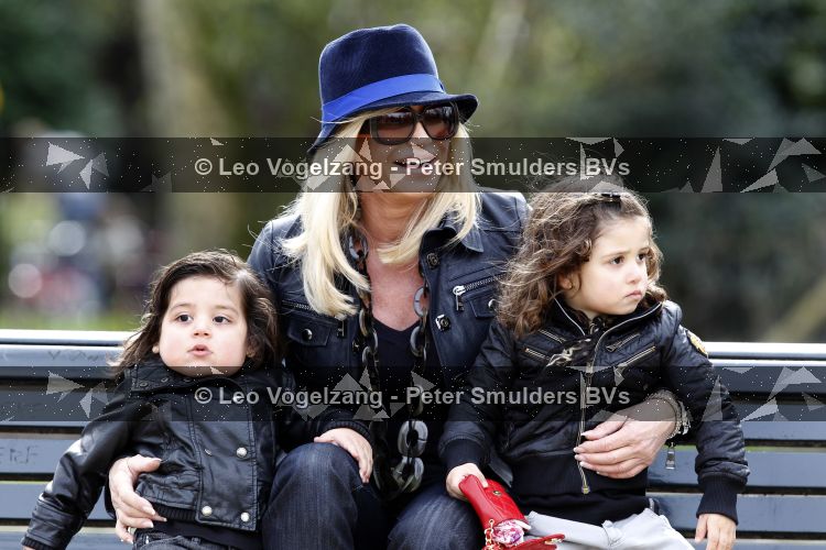 Amsterdam 5 april 2010
Connie Breukhoven met haar kleinkinderen Soraiya en Semmy in het vondelpark en met haar hond.
Peter Smulders bv