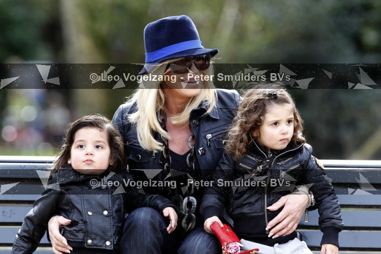 Amsterdam 5 april 2010
Connie Breukhoven met haar kleinkinderen Soraiya en Semmy in het vondelpark en met haar hond.
Peter Smulders bv