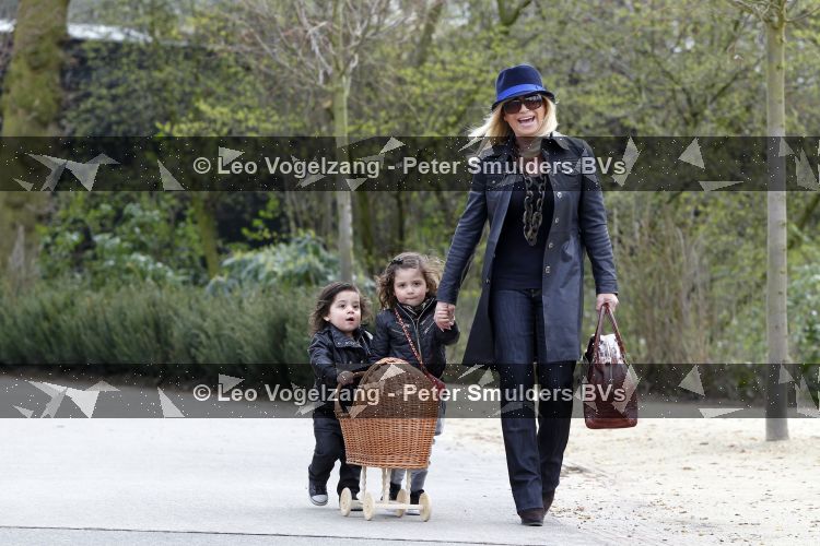 Amsterdam 5 april 2010
Connie Breukhoven met haar kleinkinderen Soraiya en Semmy in het vondelpark en met haar hond.
Peter Smulders bv