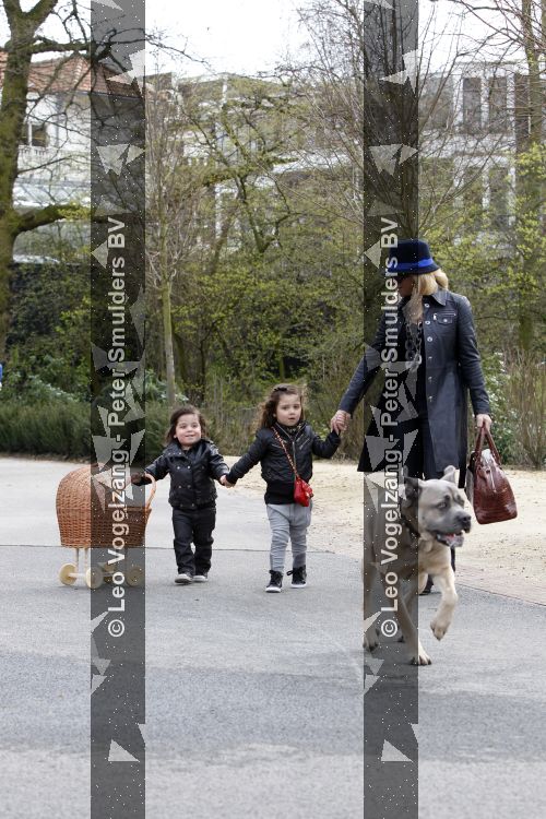 Amsterdam 5 april 2010
Connie Breukhoven met haar kleinkinderen Soraiya en Semmy in het vondelpark en met haar hond.
Peter Smulders bv