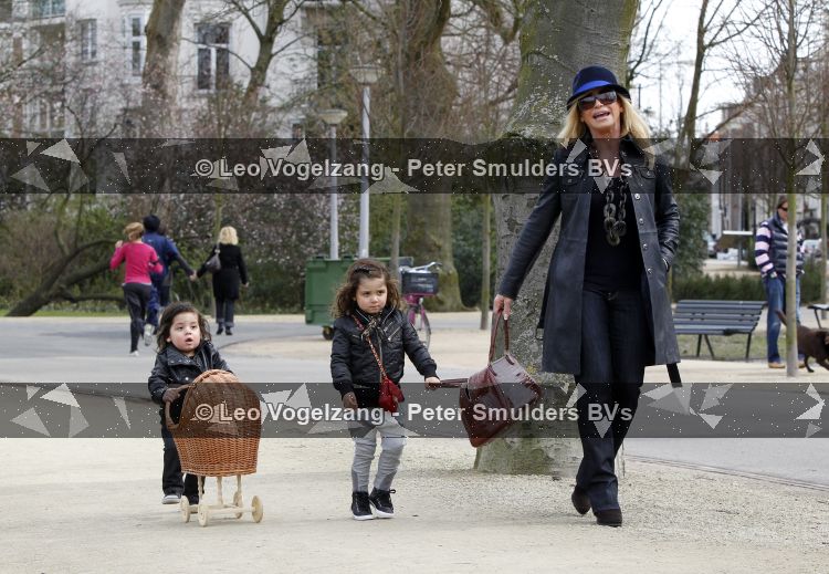 Amsterdam 5 april 2010
Connie Breukhoven met haar kleinkinderen Soraiya en Semmy in het vondelpark en met haar hond.
Peter Smulders bv