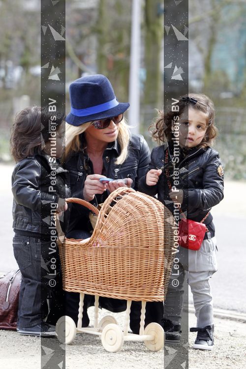 Amsterdam 5 april 2010
Connie Breukhoven met haar kleinkinderen Soraiya en Semmy in het vondelpark en met haar hond.
Peter Smulders bv
