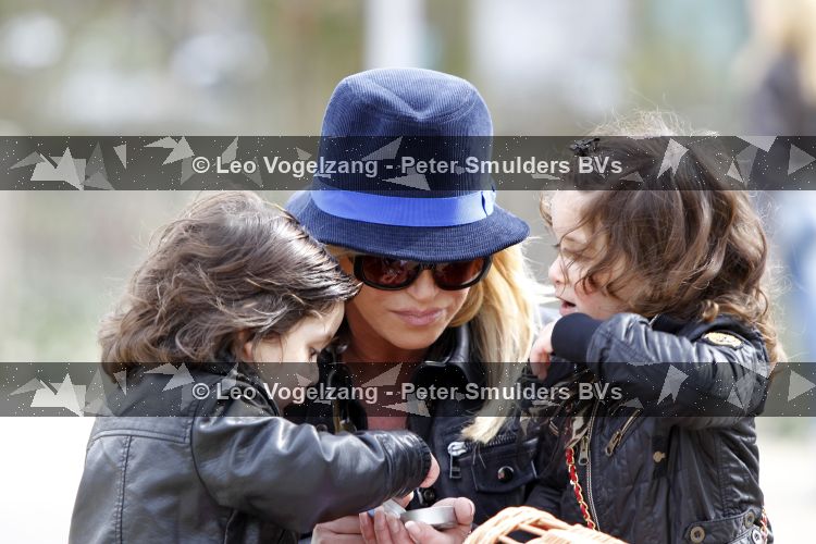 Amsterdam 5 april 2010
Connie Breukhoven met haar kleinkinderen Soraiya en Semmy in het vondelpark en met haar hond.
Peter Smulders bv