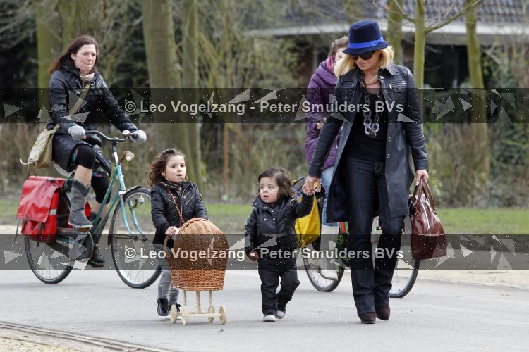 Amsterdam 5 april 2010
Connie Breukhoven met haar kleinkinderen Soraiya en Semmy in het vondelpark en met haar hond.
Peter Smulders bv