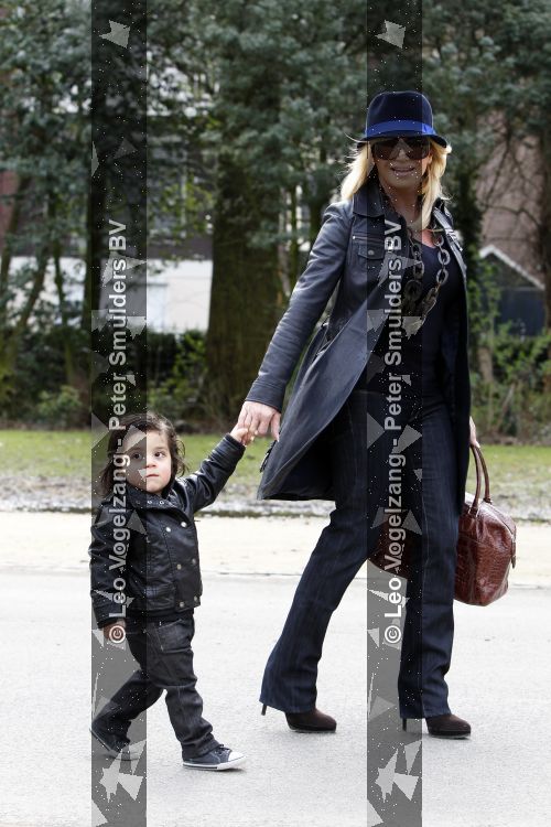 Amsterdam 5 april 2010
Connie Breukhoven met haar kleinkinderen Soraiya en Semmy in het vondelpark en met haar hond.
Peter Smulders bv