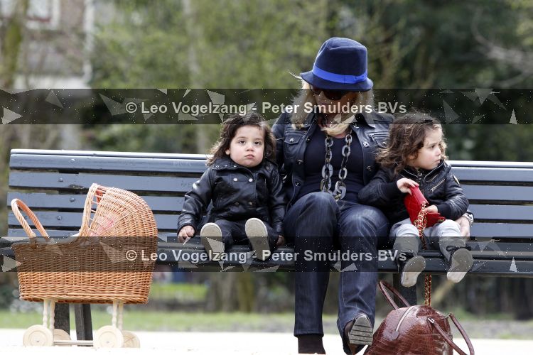 Amsterdam 5 april 2010
Connie Breukhoven met haar kleinkinderen Soraiya en Semmy in het vondelpark en met haar hond.
Peter Smulders bv