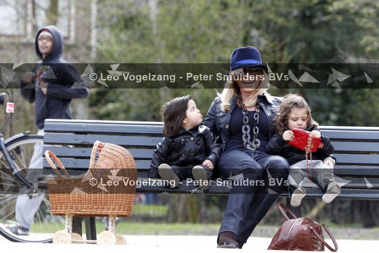 Amsterdam 5 april 2010
Connie Breukhoven met haar kleinkinderen Soraiya en Semmy in het vondelpark en met haar hond.
Peter Smulders bv