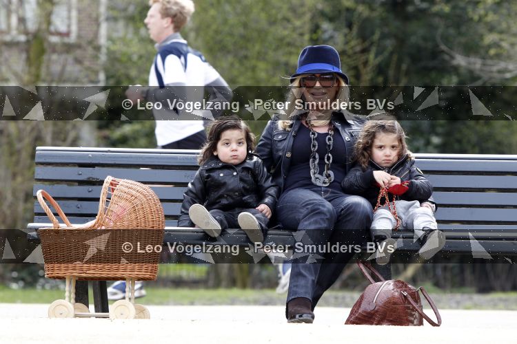 Amsterdam 5 april 2010
Connie Breukhoven met haar kleinkinderen Soraiya en Semmy in het vondelpark en met haar hond.
Peter Smulders bv