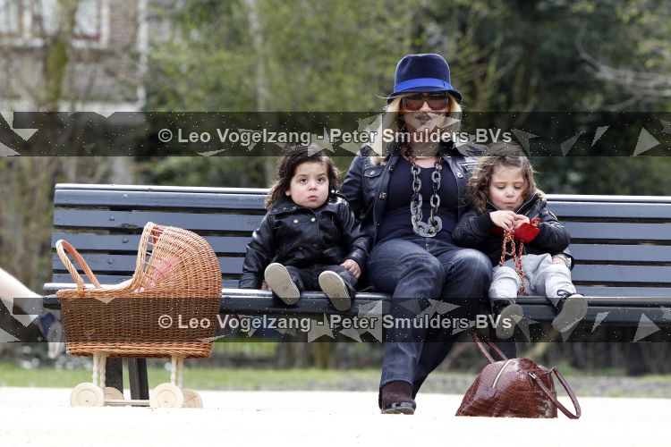 Amsterdam 5 april 2010
Connie Breukhoven met haar kleinkinderen Soraiya en Semmy in het vondelpark en met haar hond.
Peter Smulders bv