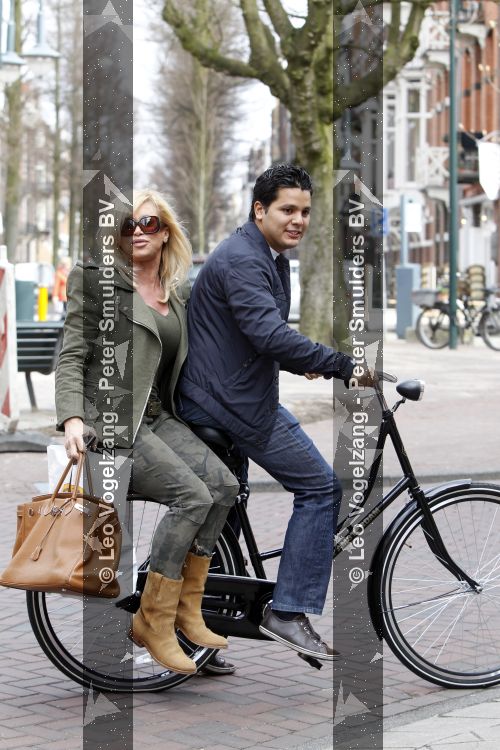 Amsterdam 27 maart 2010
Connie Breukhoven achter op de fiets en op terras met Marvin.
Peter Smulders bv