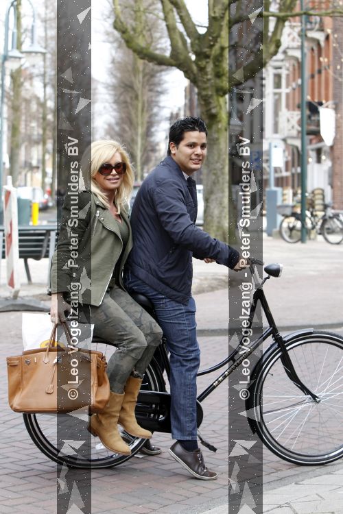 Amsterdam 27 maart 2010
Connie Breukhoven achter op de fiets en op terras met Marvin.
Peter Smulders bv