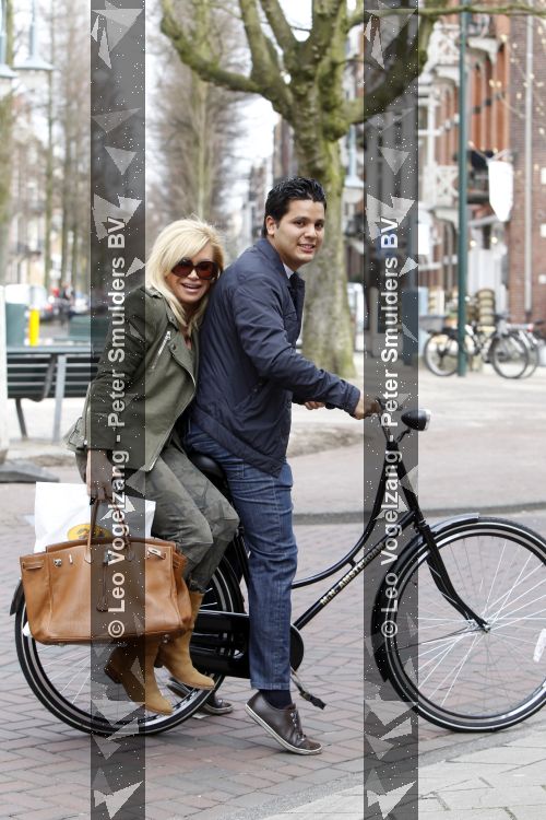 Amsterdam 27 maart 2010
Connie Breukhoven achter op de fiets en op terras met Marvin.
Peter Smulders bv