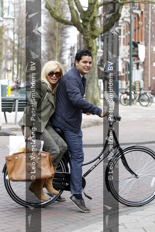 Amsterdam 27 maart 2010
Connie Breukhoven achter op de fiets en op terras met Marvin.
Peter Smulders bv