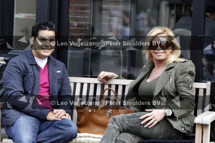 Amsterdam 27 maart 2010
Connie Breukhoven achter op de fiets en op terras met Marvin.
Peter Smulders bv