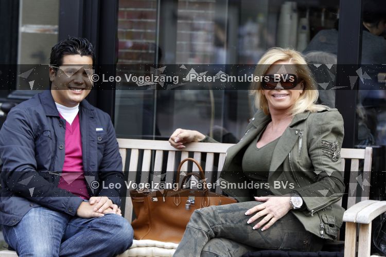 Amsterdam 27 maart 2010
Connie Breukhoven achter op de fiets en op terras met Marvin.
Peter Smulders bv