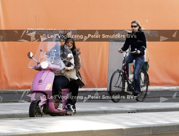 Amsterdam 9 april 2010
Shanna en Constanza Breukhoven op vespa scooter.
Peter Smulders bv