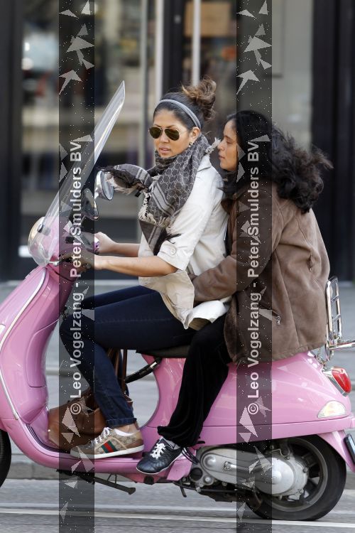 Amsterdam 9 april 2010
Shanna en Constanza Breukhoven op vespa scooter.
Peter Smulders bv