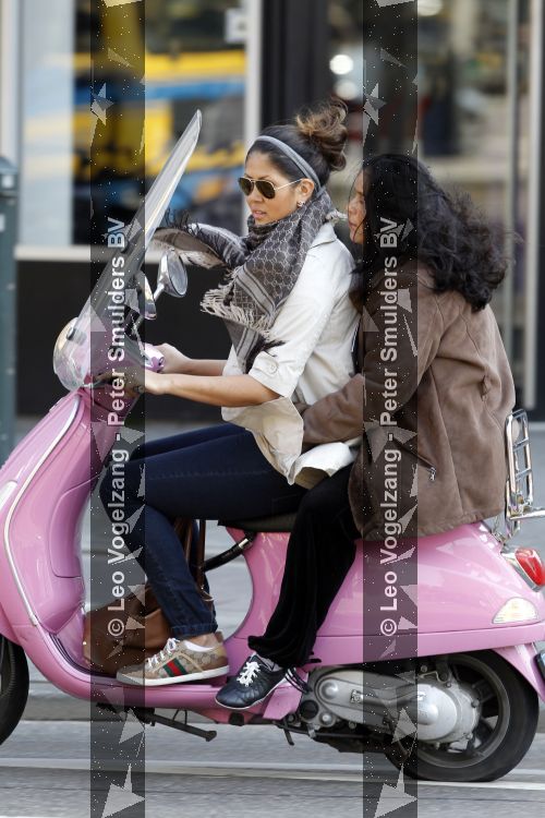 Amsterdam 9 april 2010
Shanna en Constanza Breukhoven op vespa scooter.
Peter Smulders bv