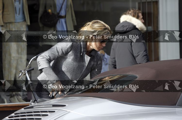 Amsterdam 10 maart 2010
Danielle Oerlemans krijgt bekeuring voor niet betaald parkeren op de cornelis schuytstraat. Danielle rijdt in porsche 911 cabrio.
Peter Smulders bv
