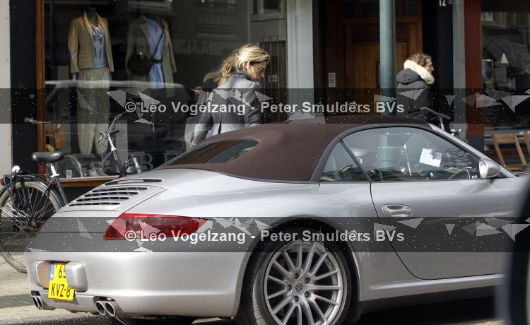Amsterdam 10 maart 2010
Danielle Oerlemans krijgt bekeuring voor niet betaald parkeren op de cornelis schuytstraat. Danielle rijdt in porsche 911 cabrio.
Peter Smulders bv