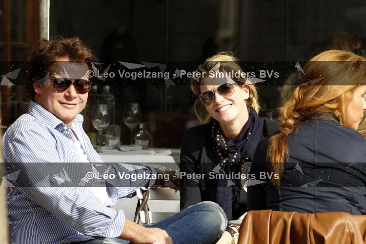 Amsterdam 23 maart 2010
Leco v Zadelhoff en Danielle Overgaag Oerlemans samen op terras.
Peter Smulders bv