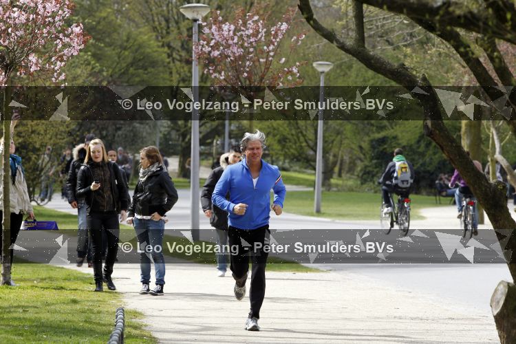Amsterdam 16 april 2010
Dries Roelvink hard aan het lopen in het vondelpark.
Peter Smulders bv