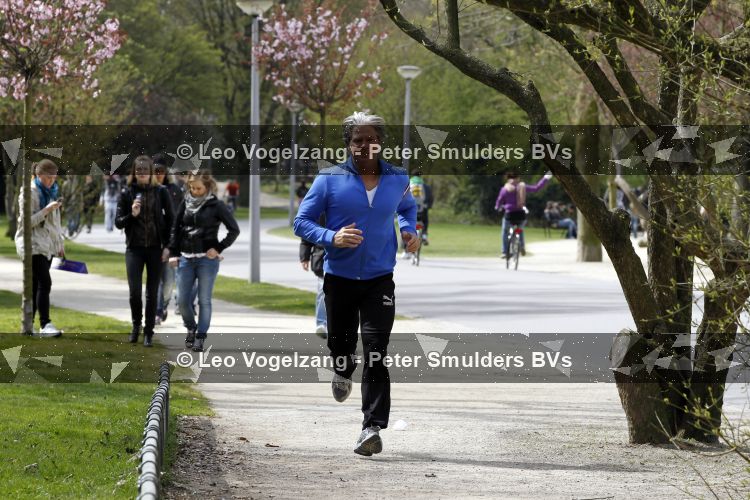 Amsterdam 16 april 2010
Dries Roelvink hard aan het lopen in het vondelpark.
Peter Smulders bv