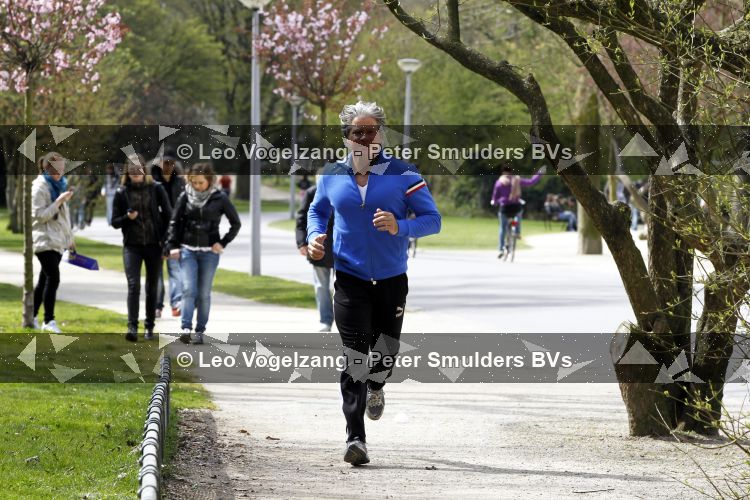 Amsterdam 16 april 2010
Dries Roelvink hard aan het lopen in het vondelpark.
Peter Smulders bv