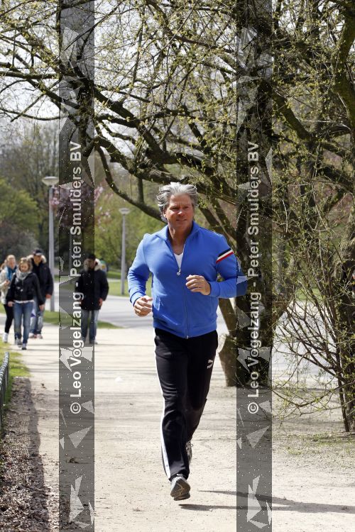 Amsterdam 16 april 2010
Dries Roelvink hard aan het lopen in het vondelpark.
Peter Smulders bv