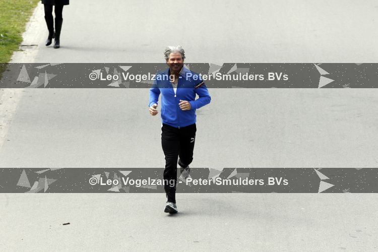 Amsterdam 16 april 2010
Dries Roelvink hard aan het lopen in het vondelpark.
Peter Smulders bv