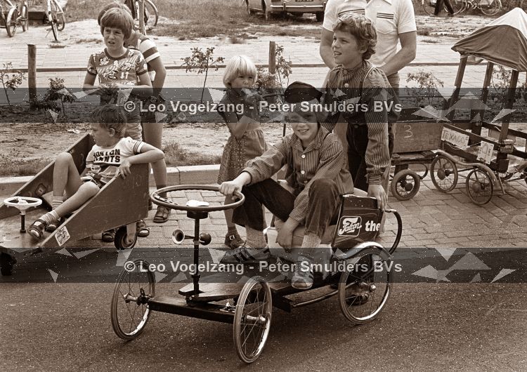Dommelen, 14  Augustus 1977
Edwin Smulders met de volksfeesten in een racekar
Foto Peter Smulders BV