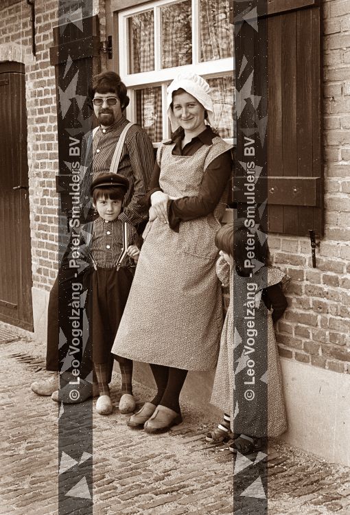 Dommelen, 7 Augustus 1977
Kleding wordt getoond die gedragen gaan worden door de bevolking van Dommelen tijdens het zomerfeest t.g.v. opening Boerderij en de Watermolen
Op de foto Eef Brom met zijn vrouw Ger Brom en hun kinderen
Foto Peter Smulders BV