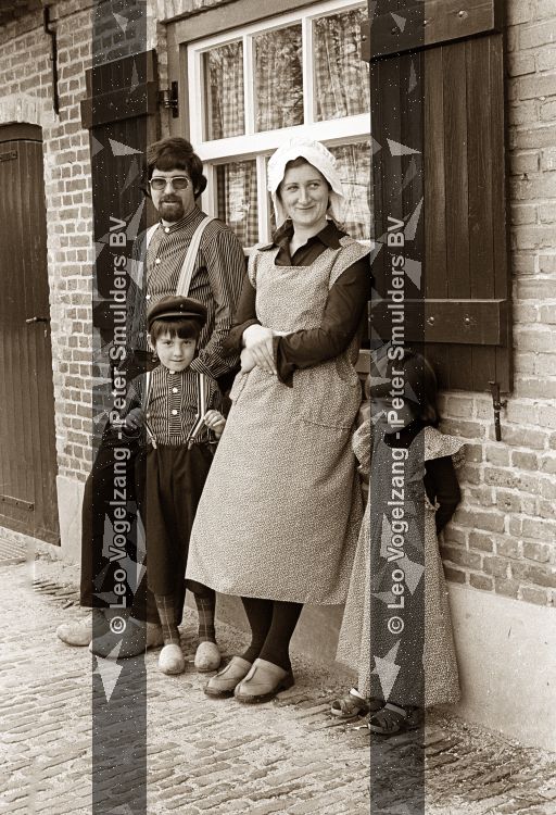Dommelen, 7 Augustus 1977
Kleding wordt getoond die gedragen gaan worden door de bevolking van Dommelen tijdens het zomerfeest t.g.v. opening Boerderij en de Watermolen
Op de foto Eef Brom met zijn vrouw Ger Brom en hun kinderen
Foto Peter Smulders BV