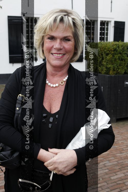 Naarden 18 maart 2010
Surprise feestje voor ivo niehe ivm 35 jaar werken voor de tros bij het arsenaal. Ellen Brusse met Margriet Zegers
Peter Smulders bv