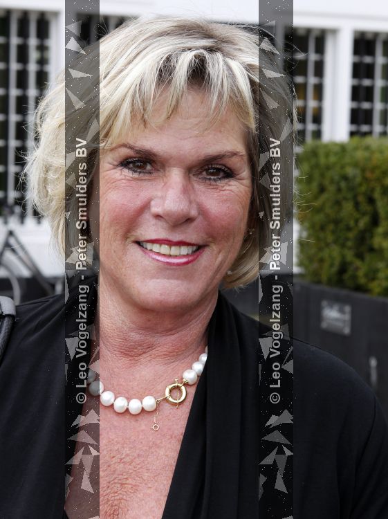 Naarden 18 maart 2010
Surprise feestje voor ivo niehe ivm 35 jaar werken voor de tros bij het arsenaal. Ellen Brusse met Margriet Zegers
Peter Smulders bv