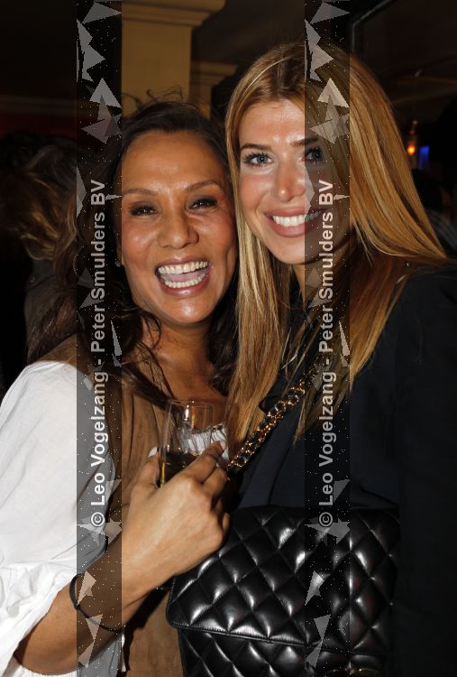 Amsterdam 28 maart 2010
Surprise feestje voor Patty Brard haar 55e verjaardag bij borrelbar. Estelle Gullit met Patty
Peter Smulders bv