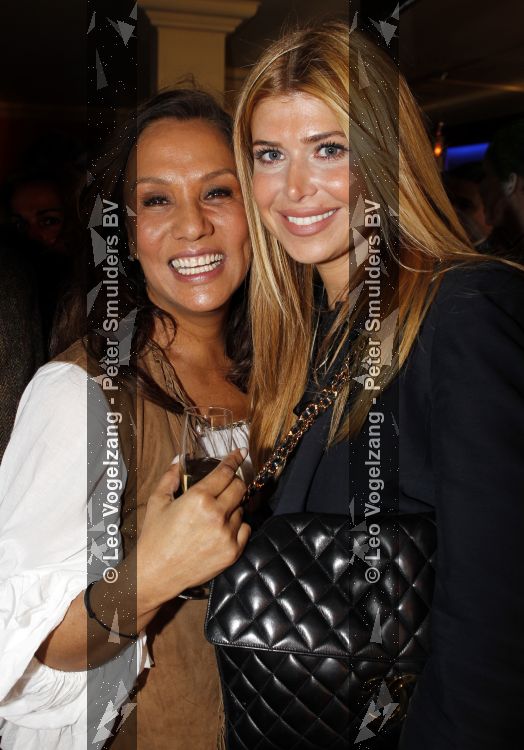 Amsterdam 28 maart 2010
Surprise feestje voor Patty Brard haar 55e verjaardag bij borrelbar. Estelle Gullit met Patty
Peter Smulders bv