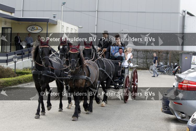 Tiel 25 maart 2010
Frans Duijts krijgt gouden plaat. Zijn vrouw met 3 dochters ouders en schoonouders zijn aanwezig.
Peter Smulders bv