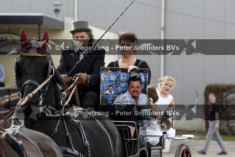 Tiel 25 maart 2010
Frans Duijts krijgt gouden plaat. Zijn vrouw met 3 dochters ouders en schoonouders zijn aanwezig.
Peter Smulders bv